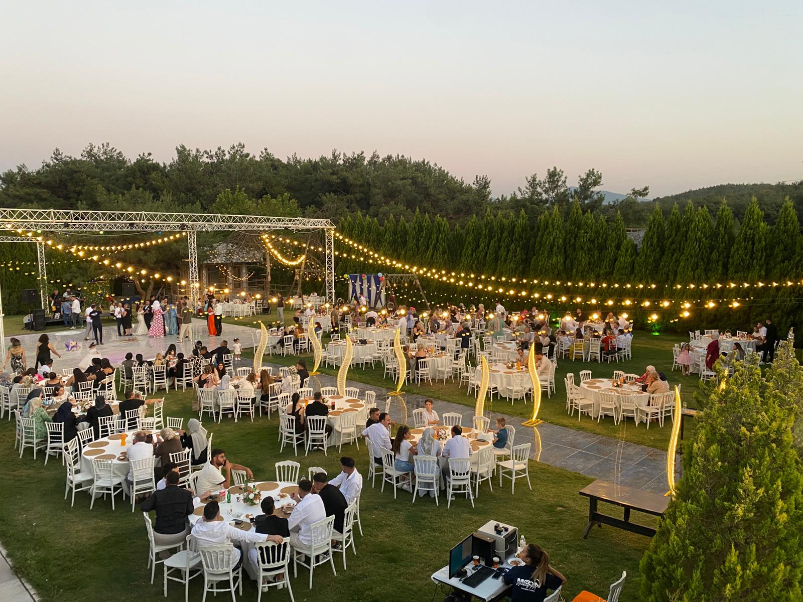 Çiçekli Garden Kır Düğün Salonu Ve Serpme Köy Kahvaltı Bahçesi — Bornova, İzmir kır düğünü mekanı görsel 1
