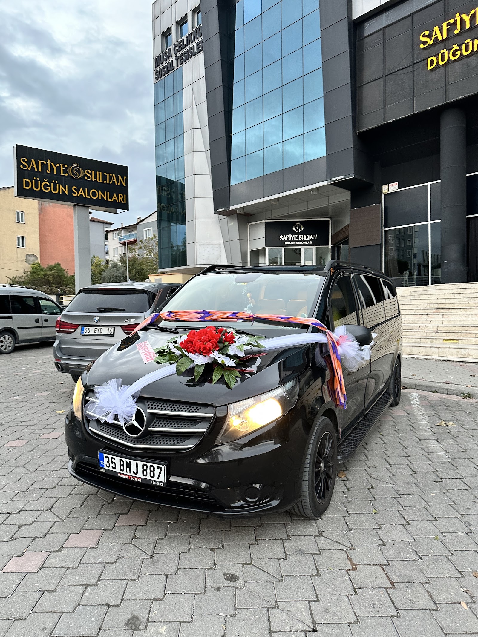 İzmir Gelin Düğün Arabası Kiralama kır düğünü mekanı — Konak