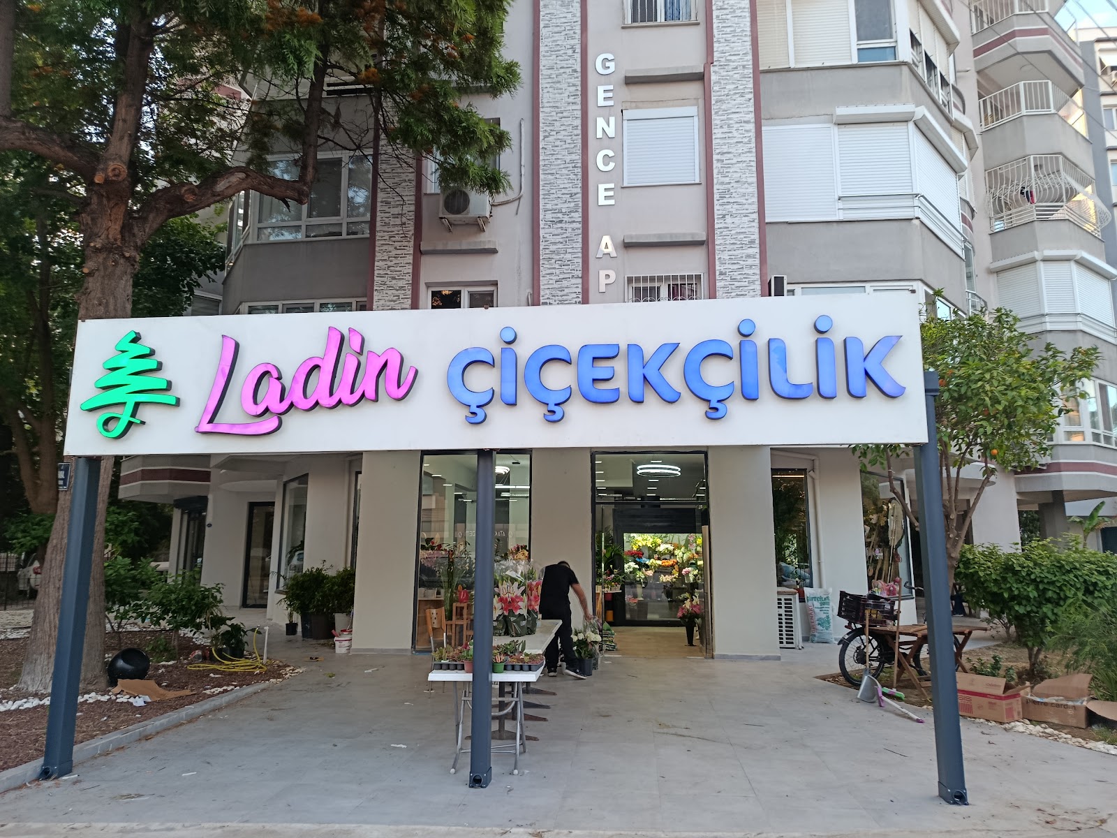 İzmir Ladin Çiçekçilik | İzmir Çiçekçi kır düğünü mekanı — Karşıyaka
