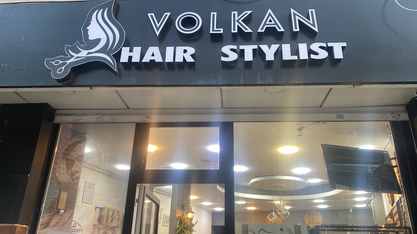 İzmir Üçyol Bayan Kuaför Volkan Hair Stylist / Gelin Saç Makyaj / Keratin Brezilya Fönü / Perma / Ağda Sir kır düğünü mekanı — Konak